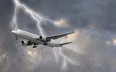 Nếu máy bay bị sét đánh lúc đang bay, liệu hành khách bên trong có biết?
