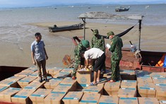 Quảng Ninh: Liên tiếp bắt giữ 05 đò máy chở số lượng khủng thuốc lá ngoại và thảo dược trái phép ở khu vực cửa sông Bắc Luân