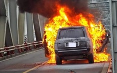 Video: Range Rover đời cũ cháy trơ khung trên cầu Chương Dương