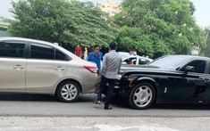 Hà Nội: Rolls-Royce Phantom va chạm vào đuôi xe Toyota Vios