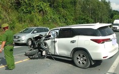 Lạng Sơn: Toyota Fortuner hư hỏng nặng đầu xe sau khi tông gãy bánh xe container trên QL1A