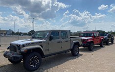 Lô hàng xe Jeep chính hãng đầu tiên về Việt Nam với 2 phiên bản là SUV và bán tải, giá từ 3,5 tỷ đồng