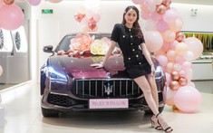 Mới tậu Porsche Cayenne 2020, Hoa hậu Hương Giang bị bắt gặp đi nhận xe Maserati Quattroporte