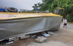 Hoà Bình: Xe tải lật nghiêng khi ôm cua trên QL15, tài xế bị chấn thương