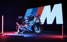 Diện kiến siêu "cá voi" BMW M1000RR bằng xương bằng thịt trên đường đua