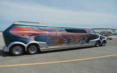 Cosmic Cruiser - Chiếc xe van điên rồ nhất thế giới với chiều dài hơn 10 mét, vẽ tranh quanh thân vỏ