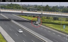Lùi xe trên cao tốc: Vừa nguy hiểm vừa bị phạt nặng
