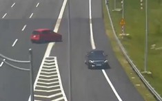 Video: 2 ô tô Kia Morning và Mercedes-Benz S-Class nối đuôi nhau đi ngược chiều trên cao tốc Hà Nội - Hải Phòng