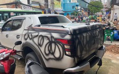 Sài Gòn: Ô tô Mitsubishi Triton đỗ trước cửa hàng quần áo, bị xịt sơn lên thân xe