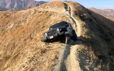 Tài xế cố đi vào đường mòn chỉ đủ chỗ xe đạp khiến chiếc SUV việt dã Jeep Wrangler bị mắc kẹt