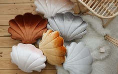 Làm ấm ngôi nhà mùa thu đông với 10 mẫu gối trang trí độc đáo