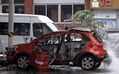 Video: Kinh hoàng cảnh tượng xe điện đang sạc thì bắt lửa rồi phát nổ như bom