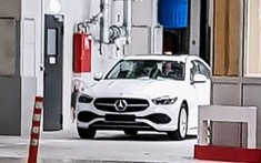 Mercedes-Benz C-Class 2022 lộ diện trong nhà máy, thiết kế hao hao E-Class mới