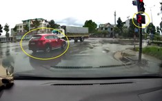 Video: Tài xế lái Mazda CX-5 vượt đèn đỏ, gây tai nạn liên hoàn khiến 2 người bị thương tại Bình Dương