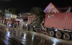 Bình Phước: Xe container tông 4 nhà dân, khiến 1 chiếc xe bán tải bốc cháy và 2 người bị thương