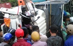Bình Phước: Xe tải tông xe máy sang đường rồi đâm gãy cột điện, tài xế tử vong