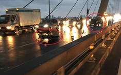 Đi xe máy ngược chiều trên cầu Nhật Tân và tông trực diện taxi, 2 thanh niên nguy kịch