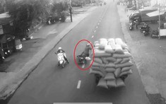 Video: 2 xe máy va chạm với nhau, 1 người ngã xuống đường, bị xe máy cày cán tử vong tại Đắk Lắk