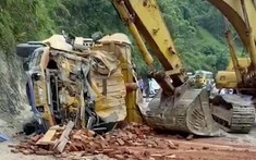 Video quay hiện trường vụ ô tô tải chở gạch bị lật trên đèo Thung Khe khiến tài xế tử vong