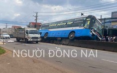 Đồng Nai: Ô tô khách tông 2 xe máy rồi leo lên dải phân cách, 1 người tử vong