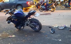 Hà Nội: Mô tô Yamaha R15 va chạm với ô tô tải lúc rạng sáng, 1 người tử vong
