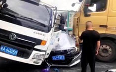 Video: Honda Accord bị vò nát giữa 2 ô tô tải, tài xế ngồi trong xe kêu cứu