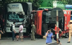 Ninh Bình: Xe khách tông tử vong người phụ nữ đi xe đạp điện rồi lao vào ô tô tải