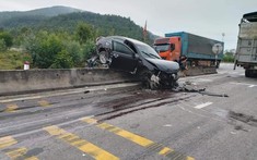Hà Tĩnh: Va chạm với ô tô tải chở trâu, Toyota Camry bị nằm vắt ngang trên dải phân cách