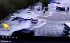 Bất chấp bị sóng thủy triều xô mạnh, chiếc Tesla Model S vẫn di chuyển ngon lành
