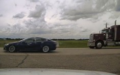 Hai người thản nhiên ngả ghế ngủ trong chiếc Tesla Model S, mặc xe chạy ở vận tốc 150 km/h