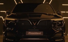 Hé lộ thêm hình ảnh nội thất VinFast President: có cửa sổ trời, ghế bọc da thêu chỉ đỏ, màn hình giải trí tiếp tục là điểm nhấn