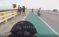 Video: Biker 19 tuổi điều khiển xe mô tô Kawasaki ZX-6R bị mất lái, đâm gãy tay người đi bộ trên cầu