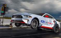 Ford Mustang Cobra Jet 1400 - Xe cơ bắp 1.500 mã lực thể hiện tốc độ "nhanh như điện xẹt" trên đường đua drag