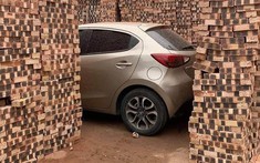 Xôn xao với hình ảnh chiếc ô tô Mazda bị xếp gạch vây quanh như "gà không lối thoát" trên đường Hà Nội
