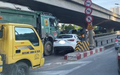 Hà Nội: Mazda 3 bị xe tải ép dính vào trụ bê tông của đèn giao thông, cư dân mạng tranh luận sôi nổi