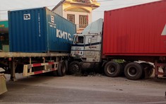 Video quay lại cảnh 2 xe container tông nhau lúc rạng sáng trên QL5 khiến giao thông ùn tắc nghiêm trọng