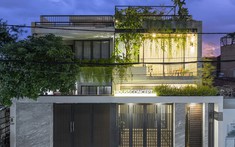 Hợp khối mặt tiền với nhà hàng xóm, gia chủ xây nhà phố mà ngỡ biệt thự thênh thang
