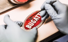 Hóa ra mỗi huy hiệu Bugatti đều được làm thủ công đặc biệt như thế này
