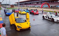 Xem video 1 mình McLaren 720S "cân" 2 chiếc Lamborghini Aventador tại đường đua Đại Nam