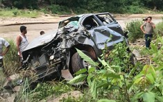 Nghệ An: Xe bán tải Ford Ranger rơi xuống vực sâu, 3 thầy cô giáo thương vong