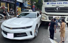 Hà Nội: Xe bồn trộn bê tông va chạm với xe thể thao Chevrolet Camaro do mẹ bầu lái