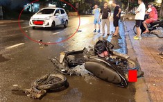 Đắk Lắk: Xe máy nát bét sau va chạm với taxi trên QL26, 1 người thương nặng