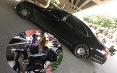 Hà Nội: Thanh niên ôm mặt sau va quẹt khiến xe Mercedes-Maybach S-Class bể đèn hậu