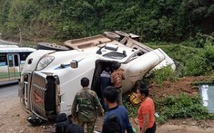 Sơn La: Xe container lật nghiêng khi ôm cua, thùng container nằm dưới vực, tài xế thoát chết gang tấc