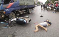Hà Nội: Xe máy tông trực diện xe tải, 2 thanh niên thương vong