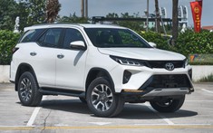 Có gì trên Toyota Fortuner Legender bản 1 cầu mới về đại lý?