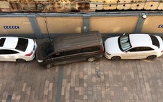 Video quay cảnh tài xế đánh lái chiếc minivan ra khỏi chỗ đỗ hẹp khiến cư dân mạng thán phục
