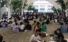 Xếp hàng xuyên đêm chờ nộp hồ sơ vào đại học