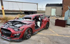 Lính cứu hỏa gây xôn xao khi cắt nát chiếc Ford Mustang Shelby GT500 đời mới trong buổi luyện tập