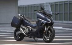 Đồ sộ, khoẻ khoắn và công nghệ đầy mình là những từ ngữ để miêu tả Honda Forza 750 vừa trình làng
